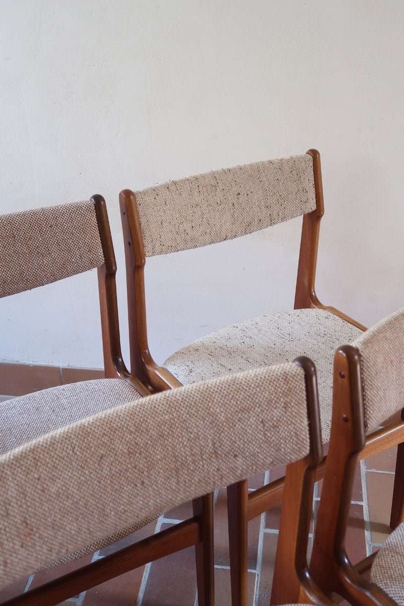 Lot de 6 chaises design danois en teck avec assise en tissu beige et dossier légèrement galbé.