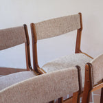 Lot de 6 chaises design danois en teck avec assise en tissu beige et dossier légèrement galbé.