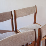 Lot de 6 chaises design danois en teck avec assise en tissu beige et dossier légèrement galbé.