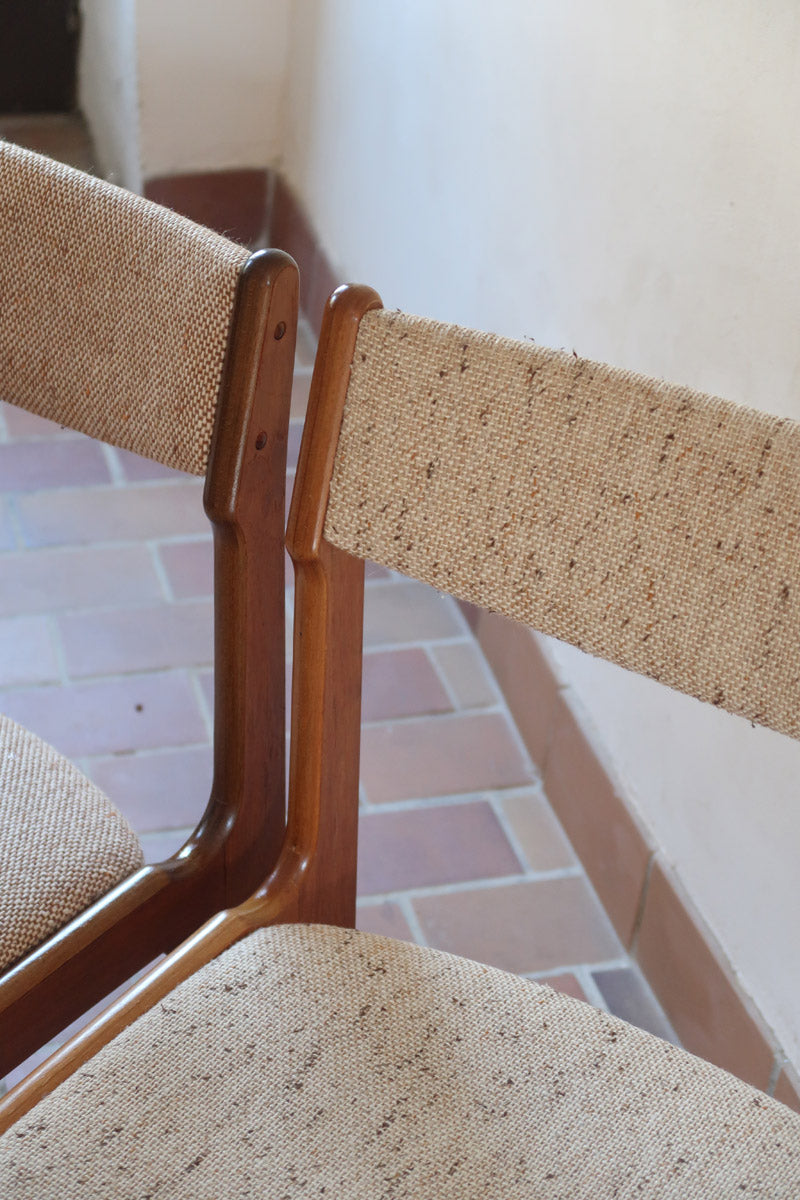 Lot de 6 chaises design danois en teck avec assise en tissu beige et dossier légèrement galbé.