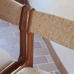 Lot de 6 chaises design danois en teck avec assise en tissu beige et dossier légèrement galbé.