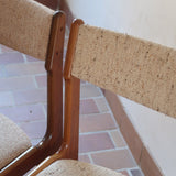 Lot de 6 chaises design danois en teck avec assise en tissu beige et dossier légèrement galbé.