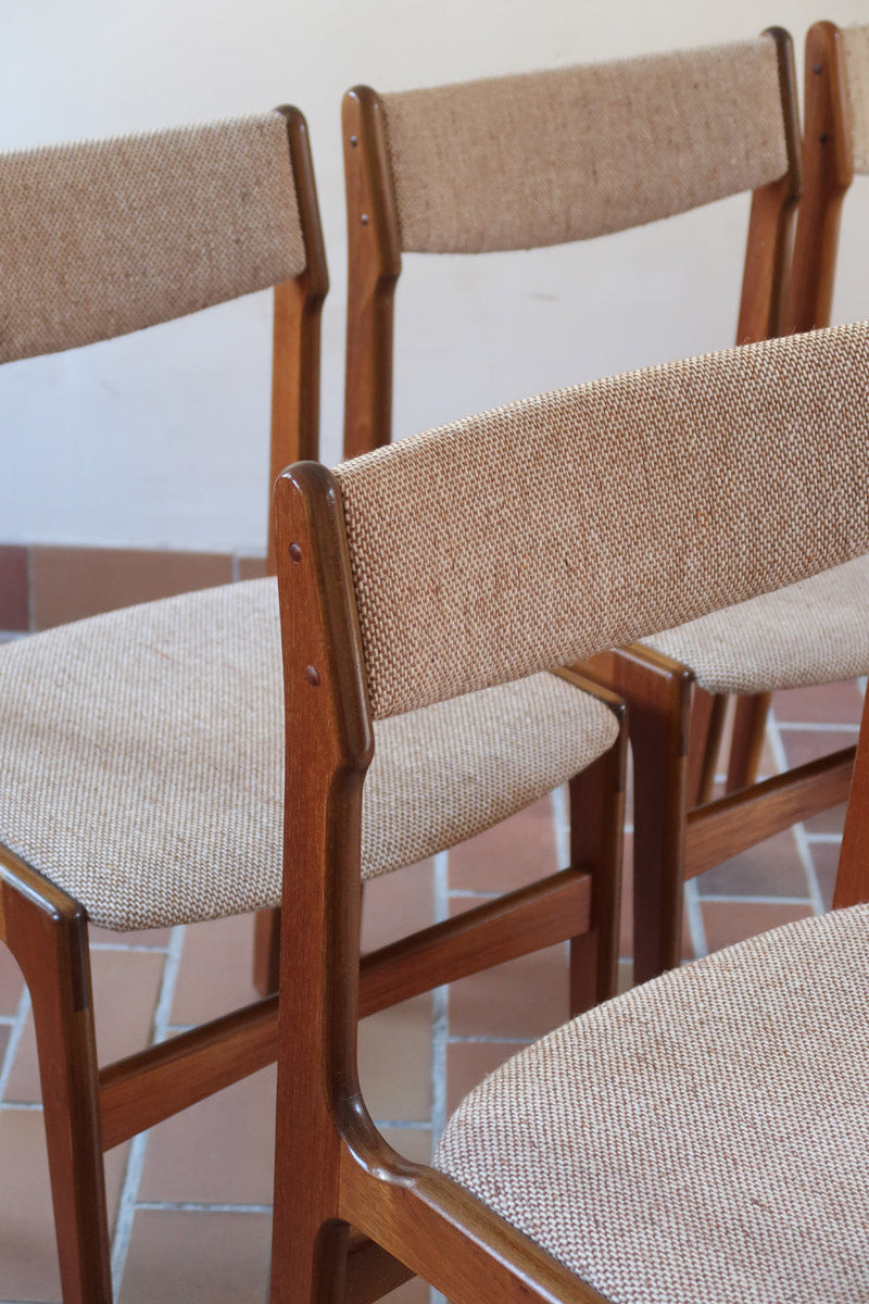 Lot de 6 chaises design danois en teck avec assise en tissu beige et dossier légèrement galbé.