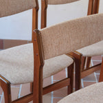 Lot de 6 chaises design danois en teck avec assise en tissu beige et dossier légèrement galbé.