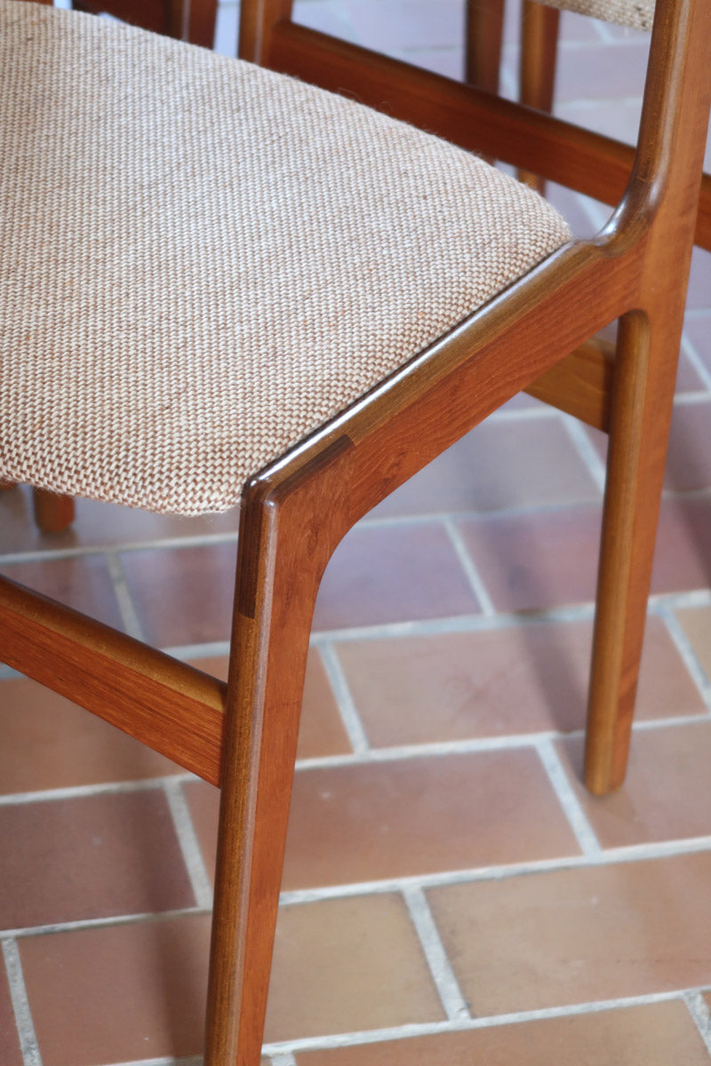 Lot de 6 chaises design danois en teck avec assise en tissu beige et dossier légèrement galbé.