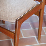 Lot de 6 chaises design danois en teck avec assise en tissu beige et dossier légèrement galbé.