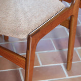 Lot de 6 chaises design danois en teck avec assise en tissu beige et dossier légèrement galbé.