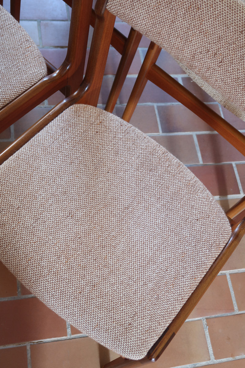 Lot de 6 chaises design danois en teck avec assise en tissu beige et dossier légèrement galbé.