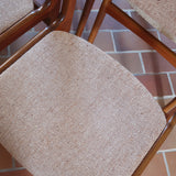 Lot de 6 chaises design danois en teck avec assise en tissu beige et dossier légèrement galbé.