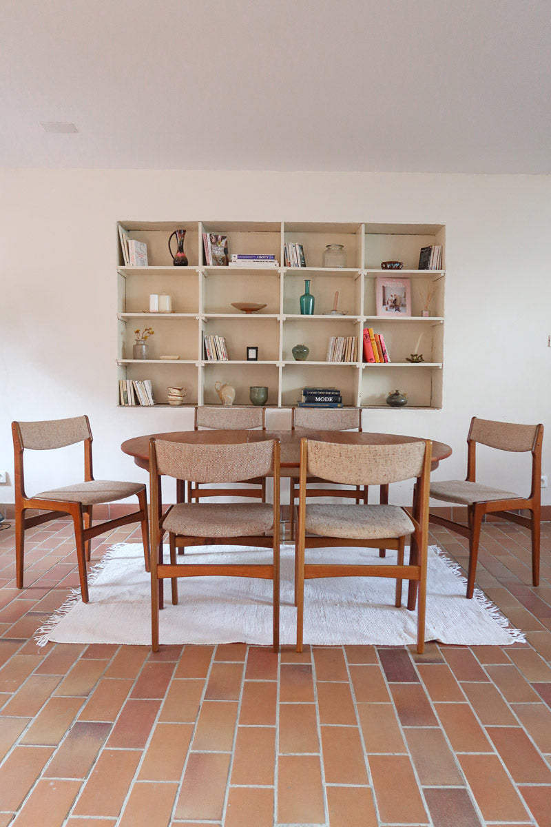 Lot de 6 chaises design danois en teck avec assise en tissu beige et dossier légèrement galbé.