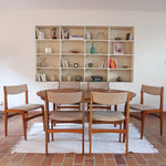 Lot de 6 chaises design danois en teck avec assise en tissu beige et dossier légèrement galbé.