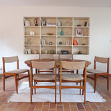 Lot de 6 chaises design danois en teck avec assise en tissu beige et dossier légèrement galbé.