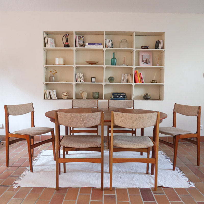 Lot de 6 chaises design danois en teck avec assise en tissu beige et dossier légèrement galbé.