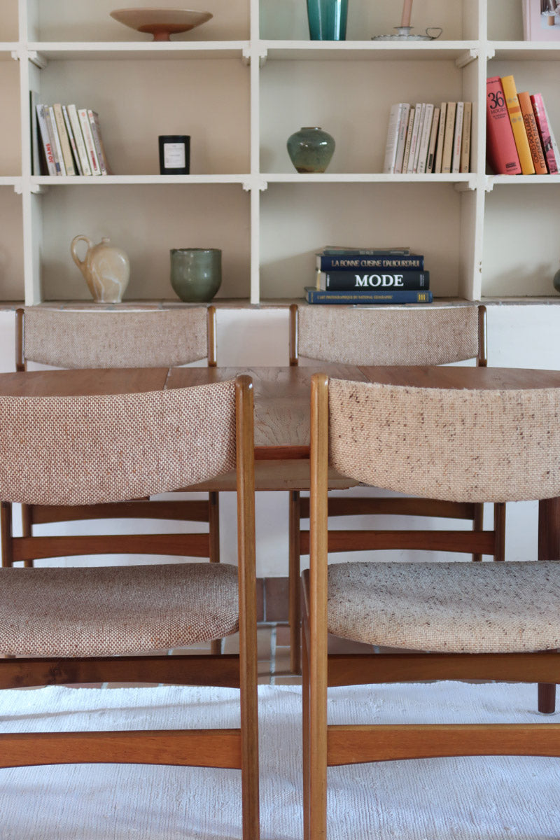 Lot de 6 chaises design danois en teck avec assise en tissu beige et dossier légèrement galbé.