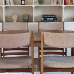 Lot de 6 chaises design danois en teck avec assise en tissu beige et dossier légèrement galbé.