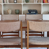 Lot de 6 chaises design danois en teck avec assise en tissu beige et dossier légèrement galbé.