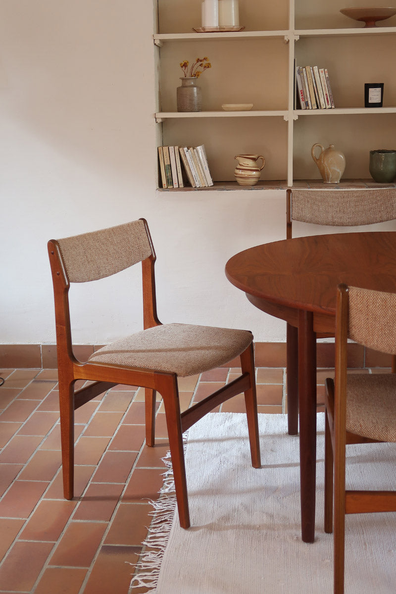 Lot de 6 chaises design danois en teck avec assise en tissu beige et dossier légèrement galbé.