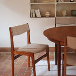 Lot de 6 chaises design danois en teck avec assise en tissu beige et dossier légèrement galbé.