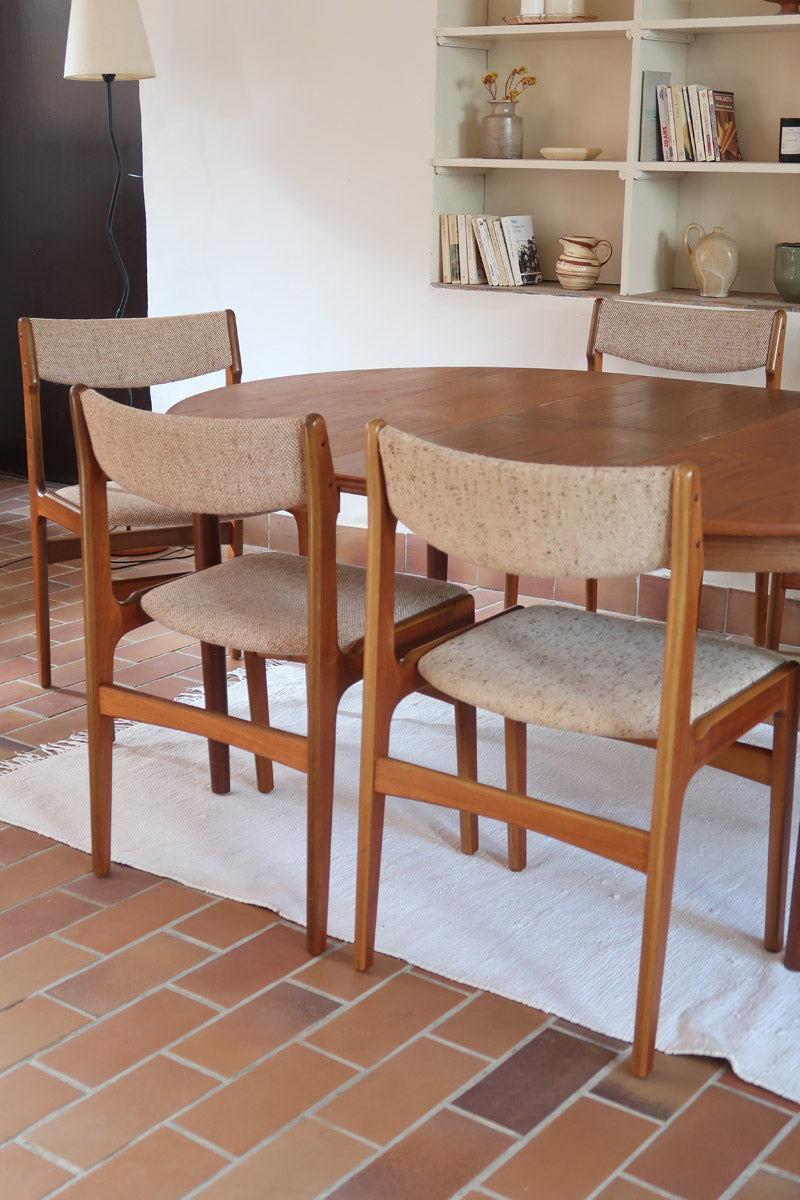 Lot de 6 chaises design danois en teck avec assise en tissu beige et dossier légèrement galbé.