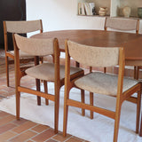Lot de 6 chaises design danois en teck avec assise en tissu beige et dossier légèrement galbé.