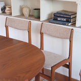 Lot de 6 chaises design danois en teck avec assise en tissu beige et dossier légèrement galbé.