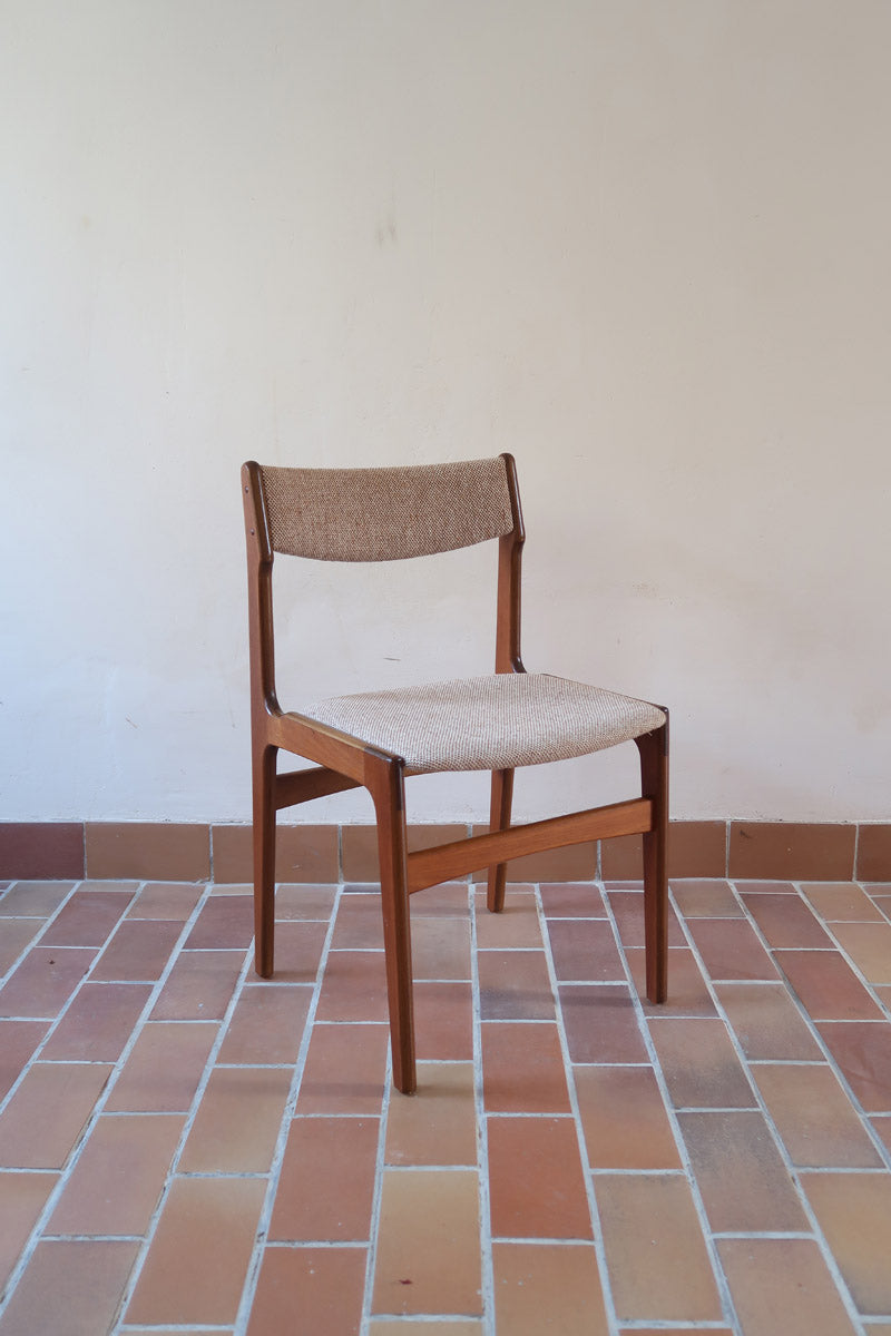 Lot de 6 chaises design danois en teck avec assise en tissu beige et dossier légèrement galbé.