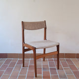 Lot de 6 chaises design danois en teck avec assise en tissu beige et dossier légèrement galbé.