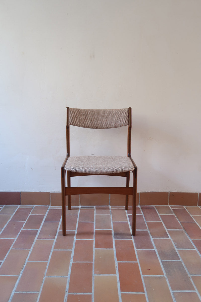 Lot de 6 chaises design danois en teck avec assise en tissu beige et dossier légèrement galbé.