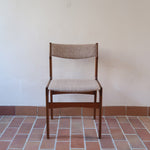 Lot de 6 chaises design danois en teck avec assise en tissu beige et dossier légèrement galbé.