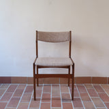 Lot de 6 chaises design danois en teck avec assise en tissu beige et dossier légèrement galbé.
