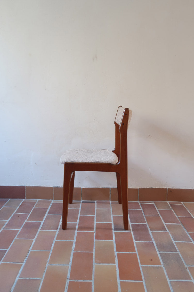 Lot de 6 chaises design danois en teck avec assise en tissu beige et dossier légèrement galbé.