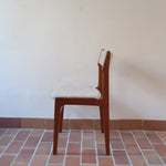 Lot de 6 chaises design danois en teck avec assise en tissu beige et dossier légèrement galbé.