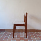 Lot de 6 chaises design danois en teck avec assise en tissu beige et dossier légèrement galbé.
