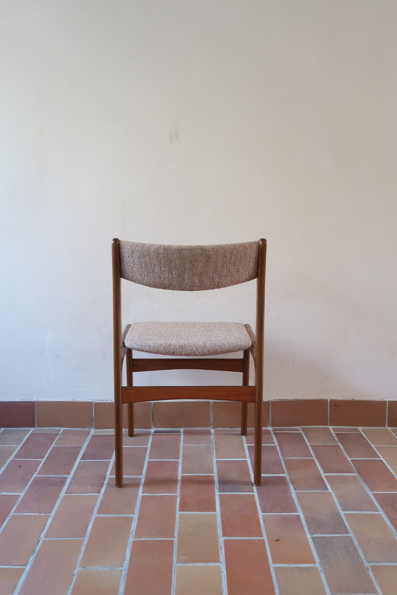 Lot de 6 chaises design danois en teck avec assise en tissu beige et dossier légèrement galbé.