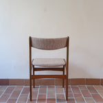 Lot de 6 chaises design danois en teck avec assise en tissu beige et dossier légèrement galbé.