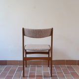 Lot de 6 chaises design danois en teck avec assise en tissu beige et dossier légèrement galbé.