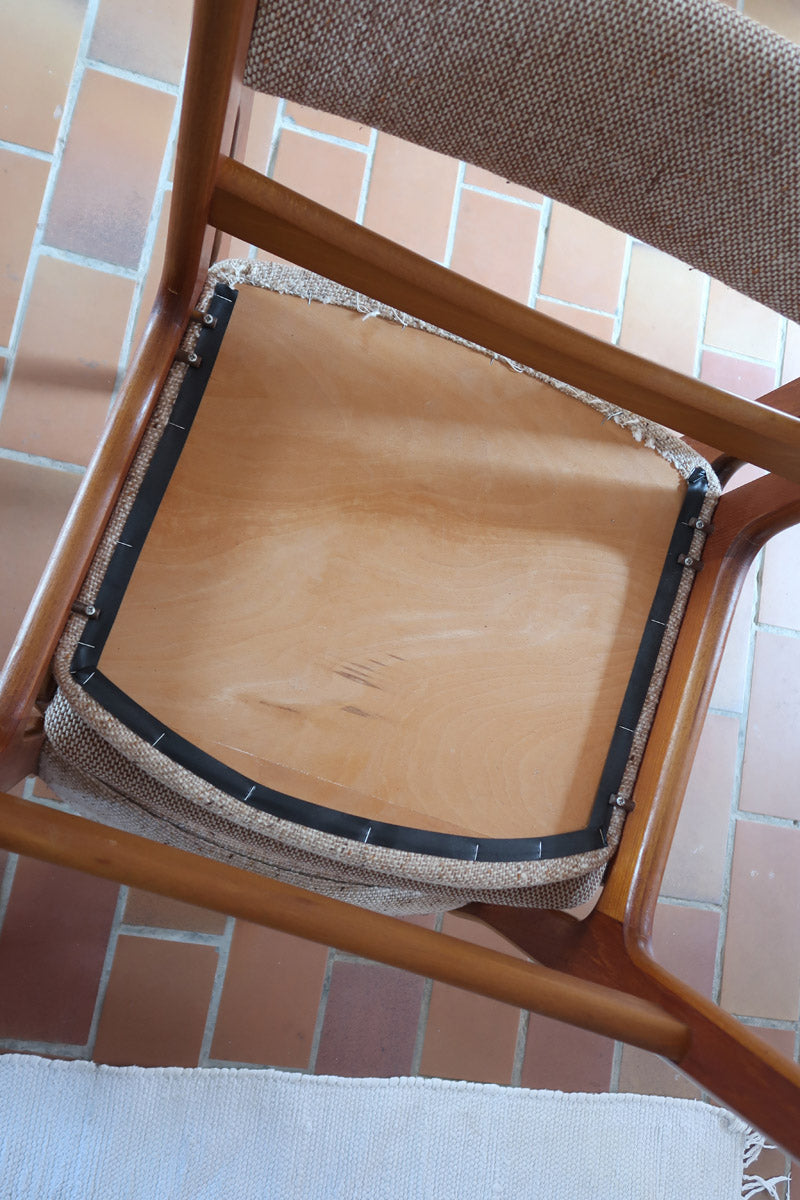 Lot de 6 chaises design danois en teck avec assise en tissu beige et dossier légèrement galbé.