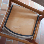 Lot de 6 chaises design danois en teck avec assise en tissu beige et dossier légèrement galbé.