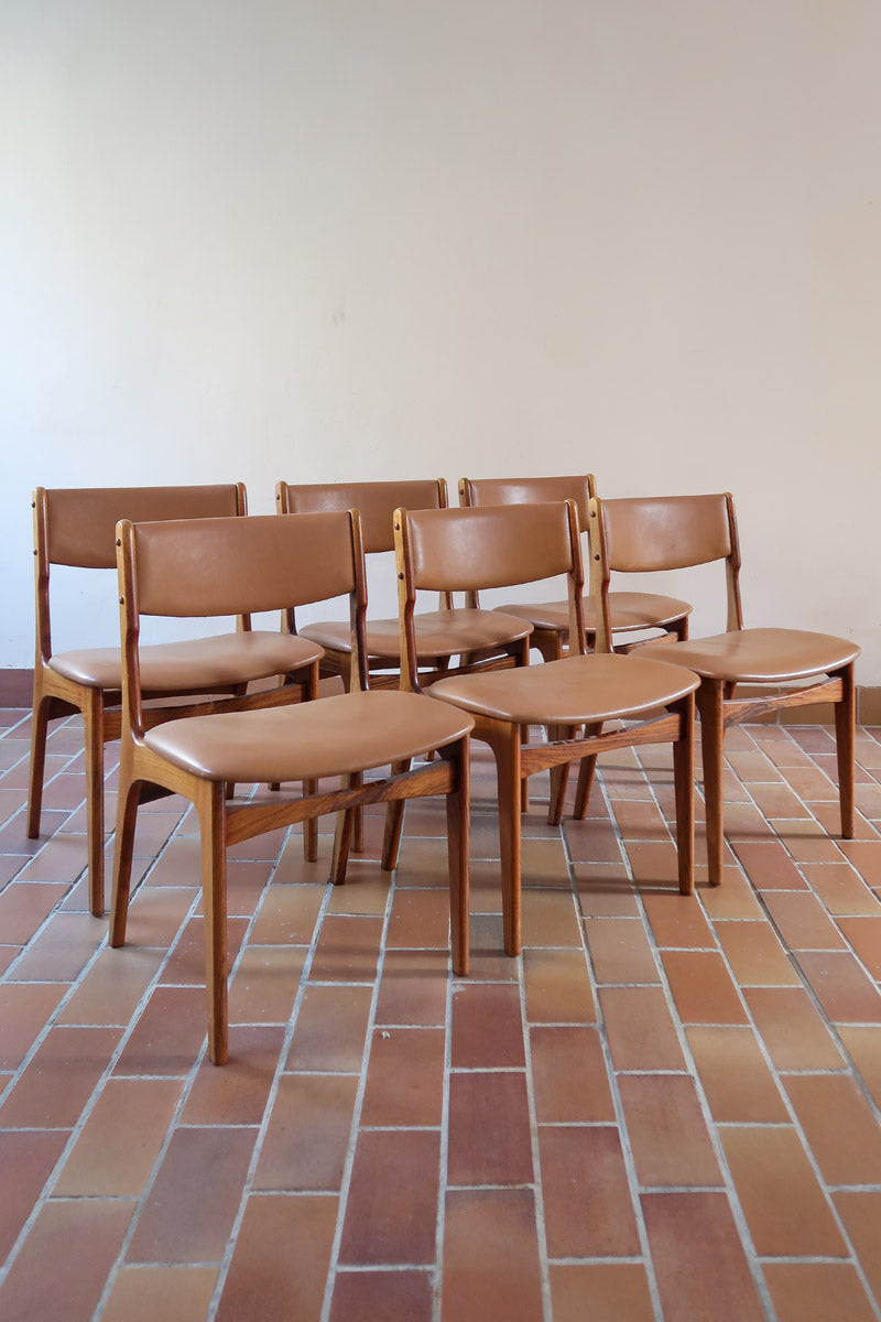 Lot de 6 chaises design danois en teck avec assise camel et dossier courbé, esprit Erik Buch.