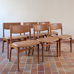 Lot de 6 chaises design danois en teck avec assise camel et dossier courbé, esprit Erik Buch.