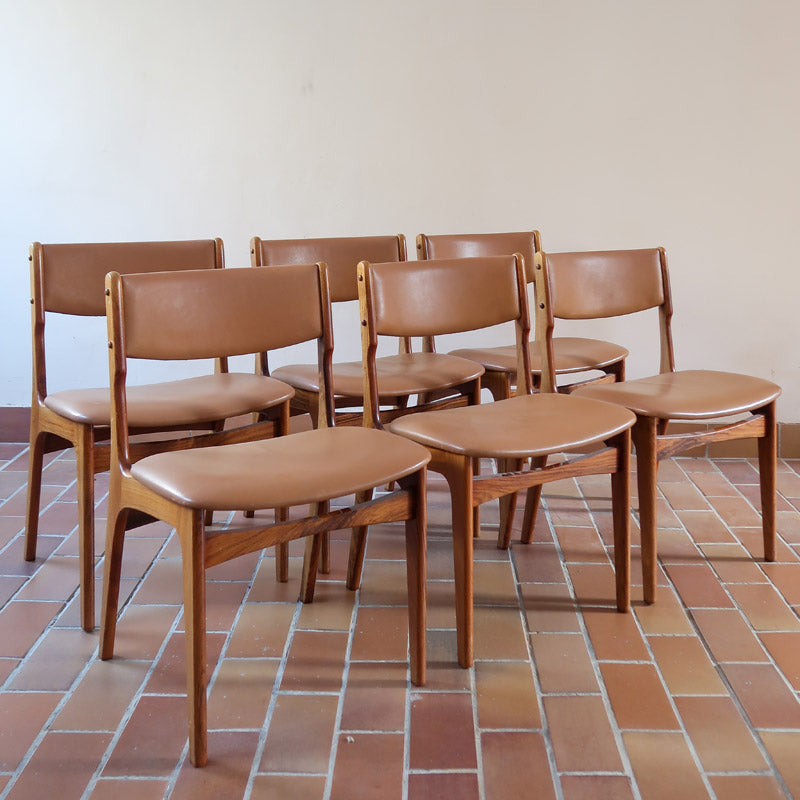 Lot de 6 chaises design danois en teck avec assise camel et dossier courbé, esprit Erik Buch.