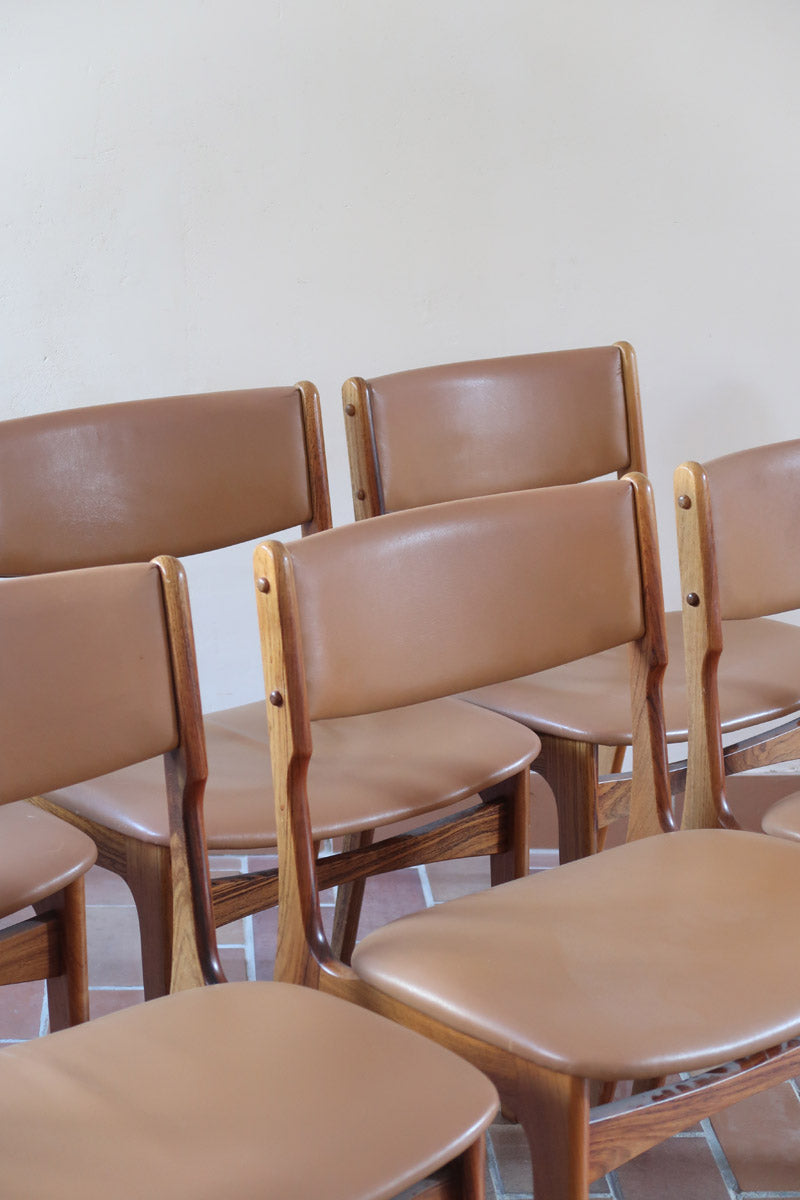 Lot de 6 chaises design danois en teck avec assise camel et dossier courbé, esprit Erik Buch.