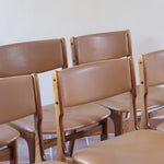 Lot de 6 chaises design danois en teck avec assise camel et dossier courbé, esprit Erik Buch.
