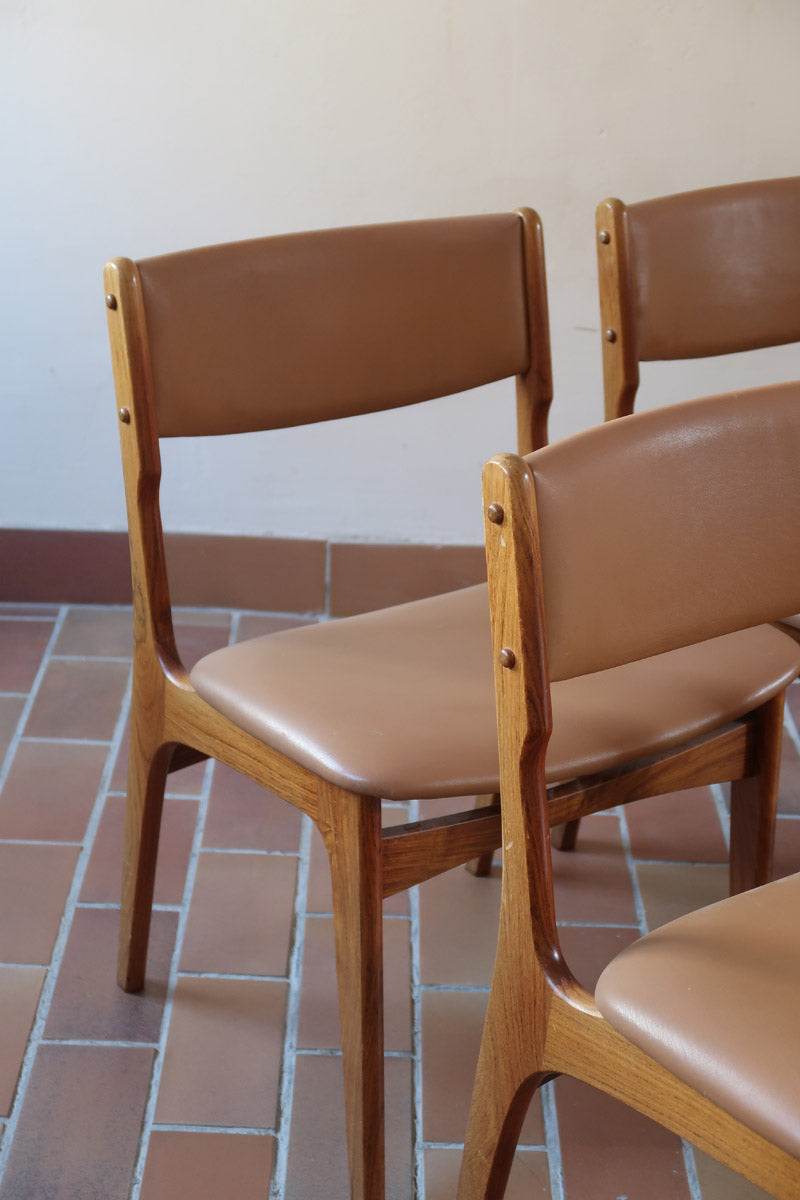 Lot de 6 chaises design danois en teck avec assise camel et dossier courbé, esprit Erik Buch.