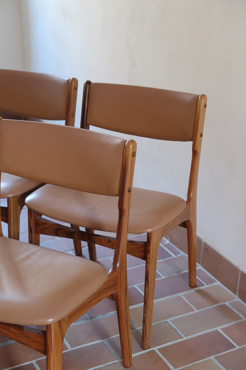 Lot de 6 chaises design danois en teck avec assise camel et dossier courbé, esprit Erik Buch.