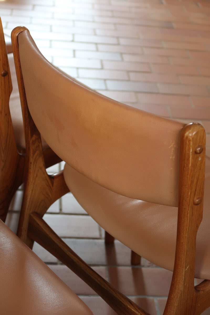 Lot de 6 chaises design danois en teck avec assise camel et dossier courbé, esprit Erik Buch.