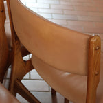 Lot de 6 chaises design danois en teck avec assise camel et dossier courbé, esprit Erik Buch.