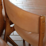 Lot de 6 chaises design danois en teck avec assise camel et dossier courbé, esprit Erik Buch.