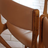 Lot de 6 chaises design danois en teck avec assise camel et dossier courbé, esprit Erik Buch.