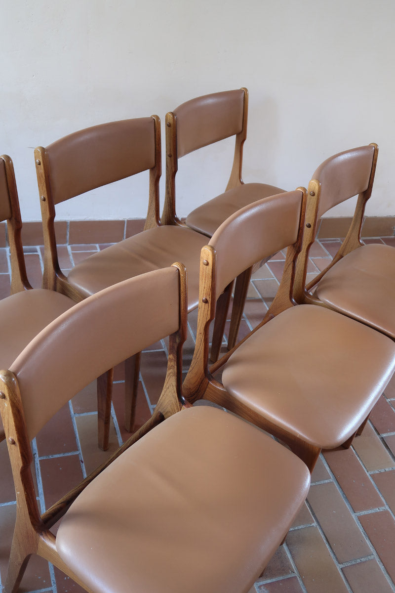 Lot de 6 chaises design danois en teck avec assise camel et dossier courbé, esprit Erik Buch.